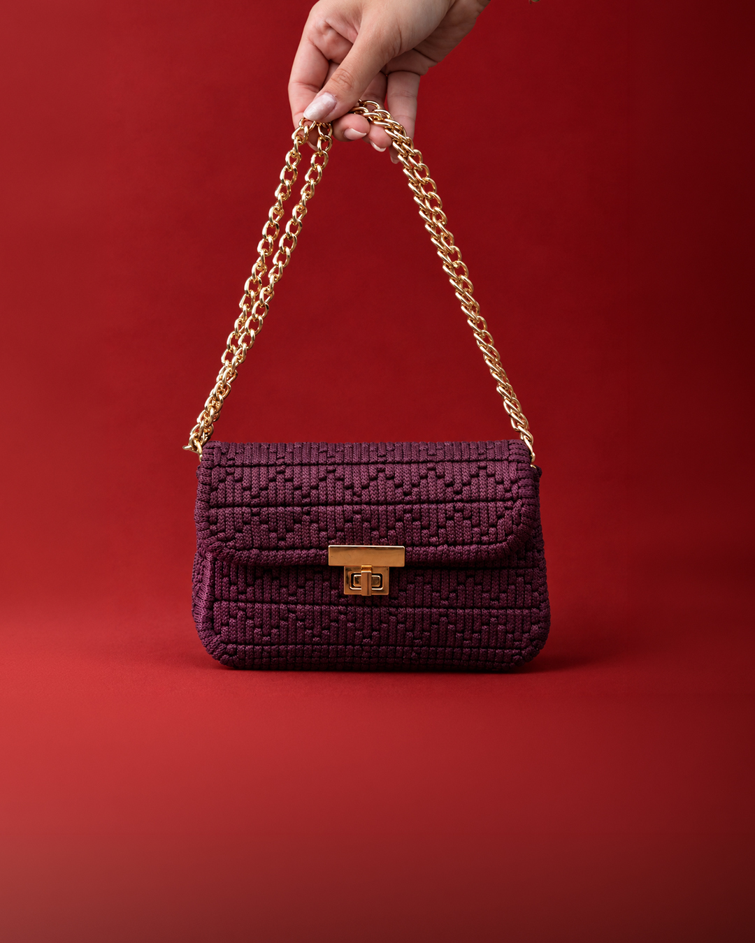 Detalhe da bolsa Serra em tom conhaque